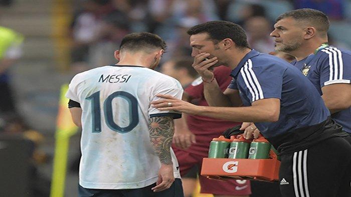Pelatih Argentina Lionel Scaloni(kanan) memberikan instruksi kepada Lionel Messi dalam pertandingan grup turnamen sepak bola Copa America melawan Qatar di Gremio Arena di Porto Alegre, Brasil, pada 23 Juni 2019.
