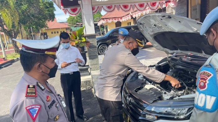 Waka Polres Melawi Kompol Asmadi,S.IP.,M.M., yang didampingi Kasat Lantas AKP Suwaris,KBO Lantas Ipda Edi Marwan,SH serta personel satuan lalu lintas Polres Melawi periksa kendaraan dinas di halaman Mapolres, Senin 18 Juli 2022.