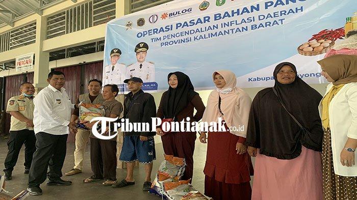 Bupati Kayong Utara, Citra Duani menyerahkan beras secara simbolis kepada masyarakat, pada operasi pasar bahan pangan oleh tim pengendalian inflasi daerah Provinsi Kalimantan Barat (Kalbar) di Pasar Daerah, Kecamatan Sukadana, Kabupaten Kayong Utara, Kalbar. Rabu 16 November 2022.