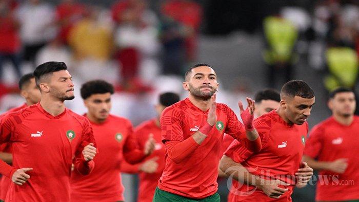 Gelandang Maroko #07 Hakim Ziyech (Tengah) memberi tepuk tangan kepada pendukung sebelum pertandingan sepak bola putaran 16 besar Piala Dunia Qatar 2022 antara Maroko dan Spanyol di Education City Stadium di Al-Rayyan, sebelah barat Doha pada 6 Desember 2022. Maroko satu diantara Timnas yang lolos 8 BEsar Piala DUnia 2022 Qatar