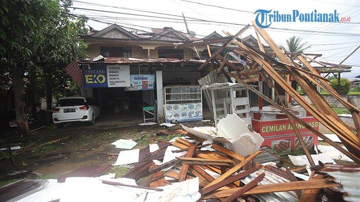 Cuaca ekstrem terjadi pada beberapa wilayah di Kalimantan Barat, hujan deras disertai angin kencang mengakibatkan atap bangunan milik masyarakat melayang hingga ke bahu jalan, di Jalan Perdamaian, Kota Pontianak, Jumat 18 November 2022 siang
