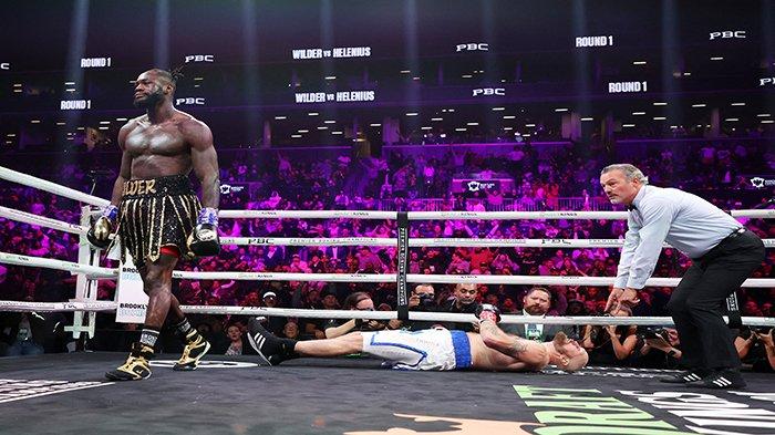 Deontay Wilder mengalahkan Robert Helenius di ronde pertama dengan KO dalam pertarungan penyisihan gelar kelas berat dunia WBC di Barclays Center pada 15 Oktober 2022 di Brooklyn, New York. Cek nama-nama hasil dalam TInju Dunia