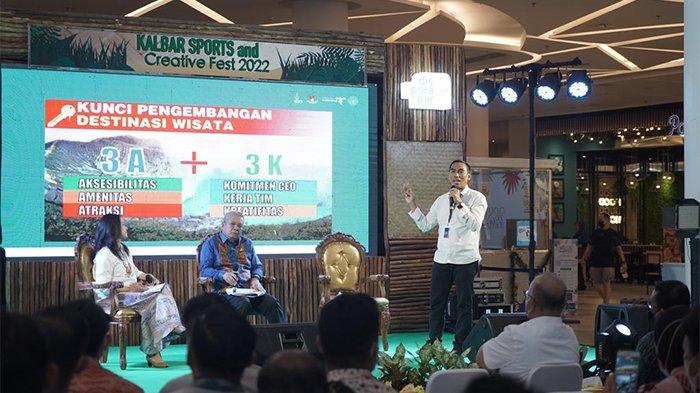 Direktur Pemasaran Nusantara, Deputi Pemasaran Pariwisata, Kemenparekraf RI Dwi Marhen Yono saat memaparkan materi saat menjadi narasumber pada acara Talkshow acara Kalbar Sports and Creative Fest 2022 di Gaia Bumi Raya Mall, Kamis 8 Desember 2022.