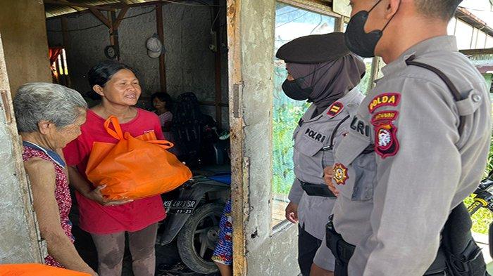 Ditsamapta Polda Kalbar melakukan kegiatan Jumat Berkah (Berbagi Sedekah) membagikan 18 paket sembako kepada warga kaum dhuafa di Gang Jihad dan Gang Madu, Tanjung Hilir, Pontianak Timur, Jumat (3/12/2022).