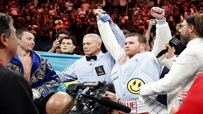 Canelo Alvarez (batang merah dan putih) berpose setelah mengalahkan Gennadiy Golovkin (jubah biru dan emas) untuk mempertahankan Gelar Kelas Menengah Super di T-Mobile Arena pada 17 September 2022 di Las Vegas, Nevada. ada 5 petinju yang antre untuk menghadapi Canelo