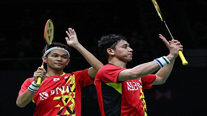 Pebulutangkis Indonesia Muhammad Rian Ardianto (kanan) dan Fajar Alfian merayakan kemenangan di semifinal ganda putra melawan Aaron Chia/Soh Wooi Yik dari Malaysia pada turnamen bulu tangkis Thailand Open 2022 di Bangkok pada 21 Mei 2022. Fajar/Rian termasuk rutin naik podium di BWF World Tour selama 2022