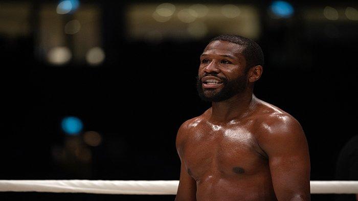 Floyd Mayweather tiba untuk pertandingannya dengan Don Moore selama acara Abu Dhabi Unity Boxing di Etihad Arena di Abu Dhabi pada 21 Mei 2022. Floyd Mayweather berhasil memperpanjang rekor tak terkalahkannya ketika menghadapi Deji Senin 14 November 2022 dini hari WIB
