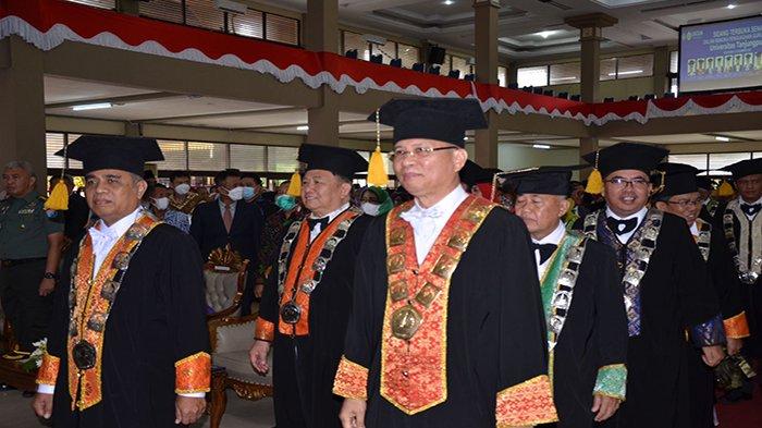 Foto Rektor Untan, dan Ketua senat Anggota Senat memasuki ruangan sebelum pengukuhan 11 Guru Besar Untan.