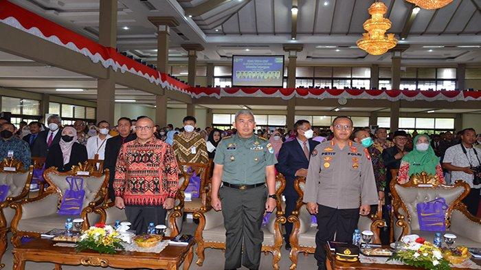 Foto bersama Forkopimda Provinsi Kalbar dan para tamu undangan pada pengukuhan 11 Guru Besar Untan.