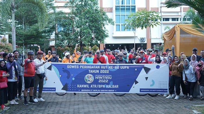 Foto bersama pada gowes sepeda bareng dengan beberapa mitra kerja di halaman Kanwil BPN Kalbar, Minggu, 25 September 2022.