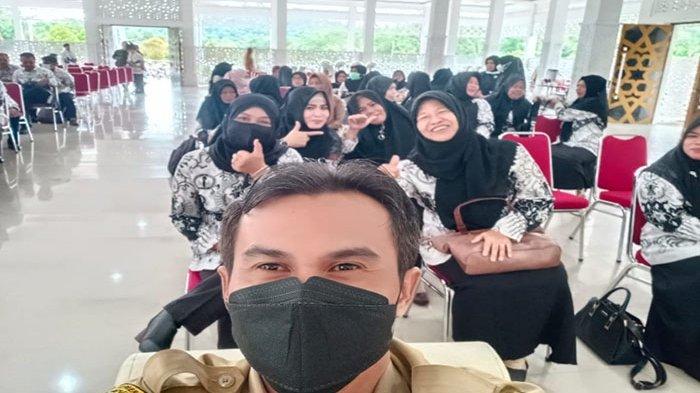 Foto bersama pemateri, tim dan peserta PKM.