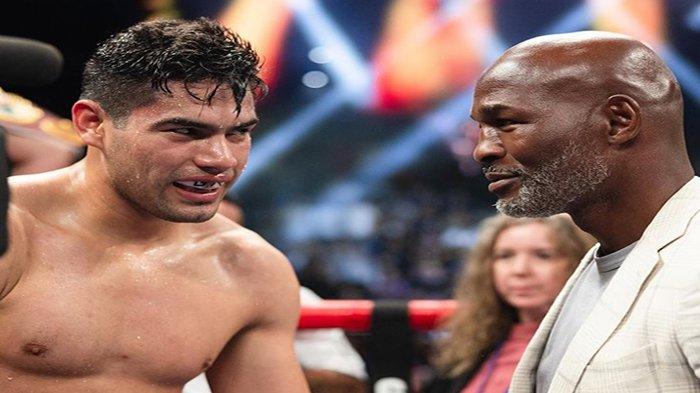 Glberto Ramirez (sebelah kiri) usai pertandingan menghadapi Boesel. Ramirez ingin menghadapi Bivol untuk membalaskan dendam Canelo