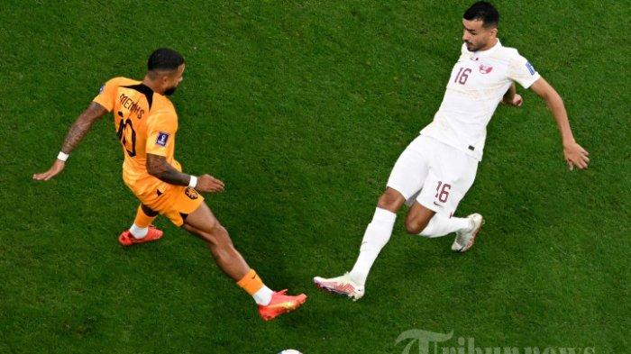 Duel pemain Timnas Belanda (orange) dan Qatar (putih) dalam lanjutan Pertandingan pamungkas penyisihan Grup A World Cup Qatar 2022, Selasa 29 November 2022.