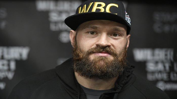Juara Kelas Berat Lineal Tyson Fury menjawab pertanyaan dari anggota media Los Angeles selama konferensi pers sebelum Kejuaraan Dunia Kelas Berat WBC yang sangat dinanti melawan Juara Dunia WBC yang tak terkalahkan Deontay Wilder pada tanggal 1 Desember di Churchill Boxing Club pada 25 Oktober 2018 di Los Angeles, California.