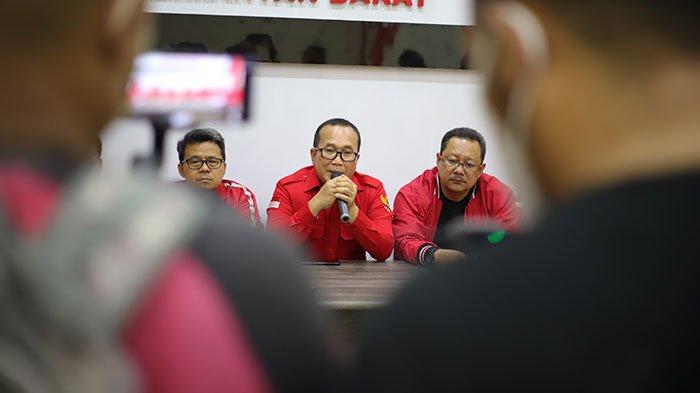 Keterangan pers dari pengurus Partai PDI Perjuangan di Kantor DPD PDI Perjuangan Kalimantan Barat, Jalan Ahmad Yani II, Pontianak, Kalimantan Barat, Sabtu 14 Mei 2022. PDI Perjuangan Kalbar melayangkan somasi kepada Gubernur Kalbar terkait pernyataan Sutarmidji.