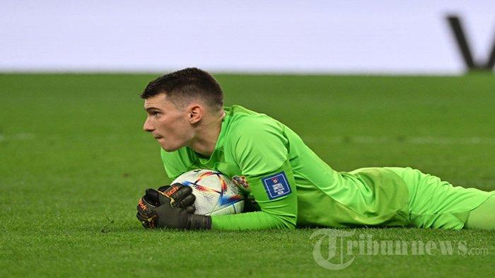 Kiper Kroasia Dominik Livakovic melakukan penyelamatan selama pertandingan sepak bola perempat final Piala Dunia Qatar 2022 antara Kroasia dan Brasil di Stadion Education City di Al-Rayyan, barat Doha, pada 9 Desember 2022. Kroasia melaju ke semifinal setelah menang adu penalti dari Brasil