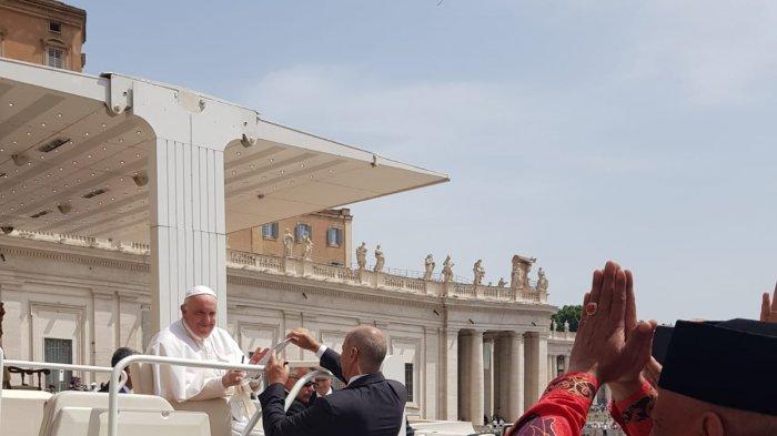 TERIMA KASIH - AM Putut Prabantoro mengucapkan terima kasih kepada Paus Fransiskus setelah penandatangan berkat bagi Missionais Indonesia di lebih 70 negara oleh Paus Fransiskus di Basilica St. Petrus, Vatikan, Rabu, 22 Juni 2022.