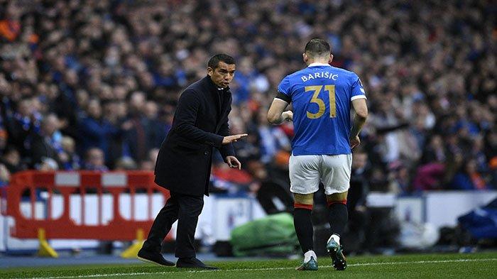 Manajer Rangers Belanda Giovanni van Bronckhorst (kiri) memberi isyarat kepada bek Rangers Kroasia Borna Barisic (kanan) selama pertandingan sepak bola leg kedua Semifinal Liga Eropa UEFA antara Rangers dan RB Leipzig di Stadion Ibrox, di Glasgow, pada 5 Mei , 2022. Rangers akan menjamu Napoli dipekan kedua fase grup Liga Champions 2022/2023