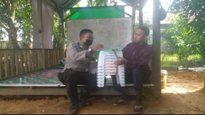 Bhabinkamtibmas Salurkan Bantuan Meja Ngaji, Selasa 4 Oktober 2022