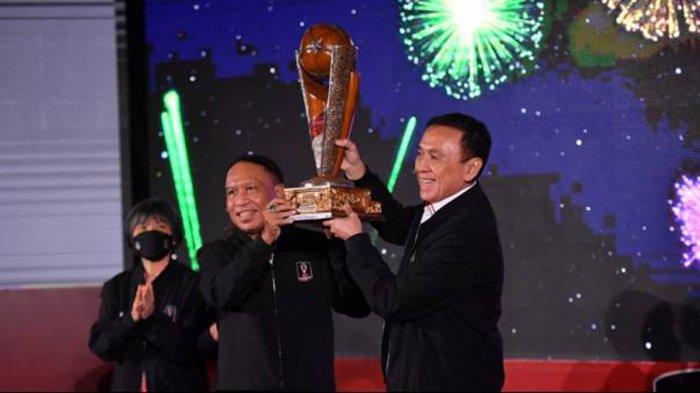 Menpora Zainudin Amali (kiri) dan Ketua Umum PSSI Mochamad Iriawan mengangkat trofi Piala Presiden 2022. Keduanya telah mengungkapkan sikap soal wacana keluar dari AFF dan gabung ke EAFF