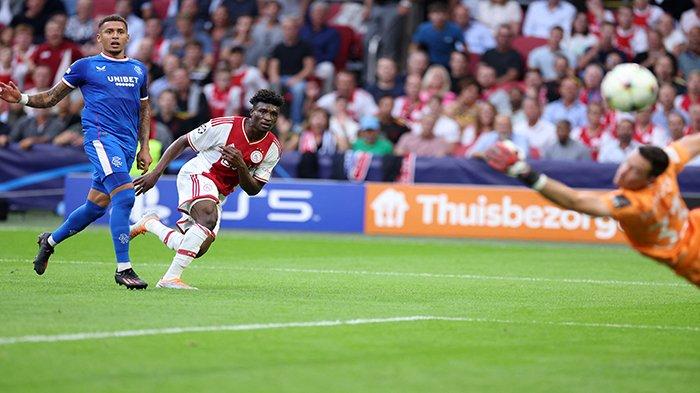 Gelandang Ajax asal Ghana Mohammed Kudus (tengah) menyaksikan tendangannya melewati kiper Rangers Skotlandia Jon McLaughlin (kanan) untuk gol ketiga timnya selama pertandingan sepak bola Grup A Liga Champions UEFA babak pertama antara Ajax Amsterdam (NED) dan Rangers (SCO) di Johan Cruijff ArenA di Amsterdam pada 7 September 2022. Rangers kini jadi satu diantara tim yang belum meraih poin di Liga Champions