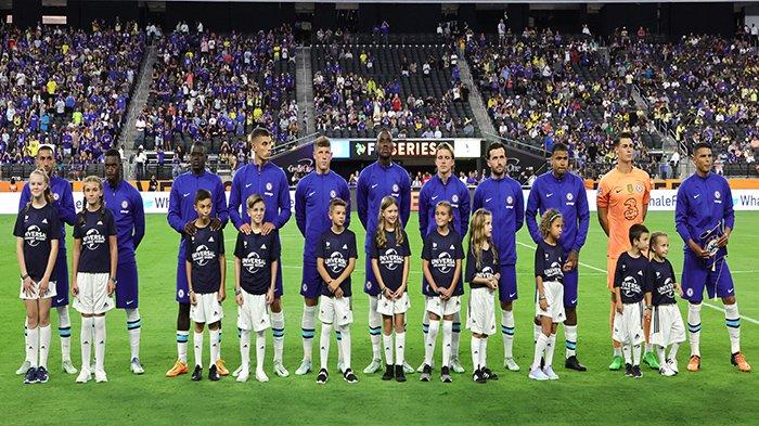 Para pemain Chelsea berbaris di lapangan dengan pengawalan pemain sebelum pertandingan persahabatan pramusim mereka melawan Club América di Allegiant Stadium pada 16 Juli 2022 di Las Vegas, Nevada. Chelsea bakal dihadang Leeds sebelum Drawing UCL 2022/2023