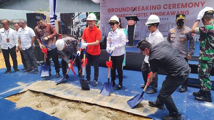 Peletakan batu pertama atau Ground Breaking di lokasi lahan Harris Hotel yang akan dibangun di Jalan Tani, Kota Singkawang, Rabu 21 September 2022.
