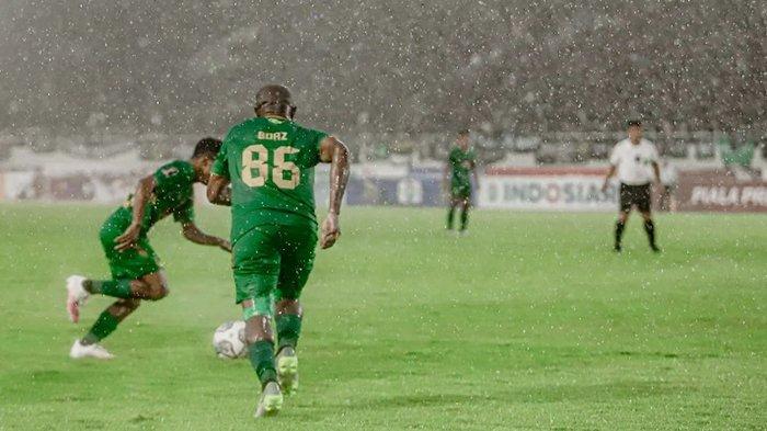 Pemain PSS Sleman Boaz Salossa (86) saat menggiring bola. PSS Sleman vs PSIS Semarang akan berlangsung pada Jumat 24 Juni 2022.