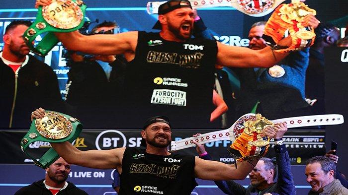 Pemegang gelar kelas berat World Boxing Council (WBC) Tyson Fury bereaksi selama penimbangannya di Stadion Wembley, di London, pada 22 April 2022 menjelang pertarungannya melawan Dillian Whyte. Tyson Fury kembali bicara soal pensiun