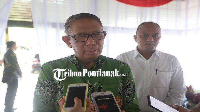 Penyerahan Sertifikat Tanah Untuk Rakyat Secara Virtual oleh Presiden Joko Widodo, di Auditorium Universitas Tanjungpura, Kota Pontianak, Kamis 1 Desember 2022. Penyerahan sertifikat redistribusi tanah digelar secara luring dan daring, diterima oleh 120 orang di Istana Negara dan masing-masing Provinsi sebanyak 500 orang.
