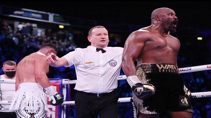 Potret Derek Chisora saat dipisahkan wasit ketika berlaga diatas ring beberapa waktu lalu. Derek Chisora kalah saat menghadapi Robert Helenius dalam TInju Dunia TV One Minggu 13 November 2022