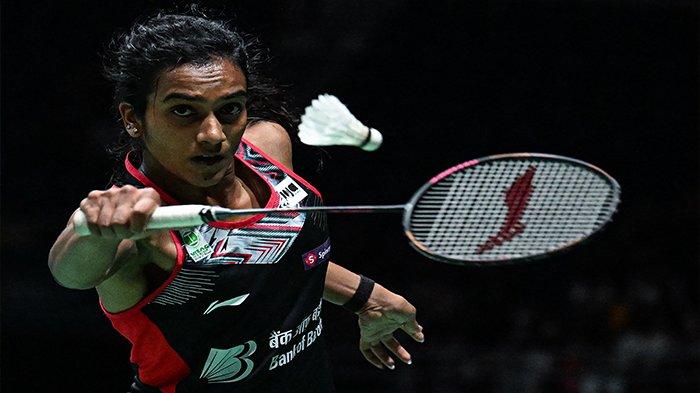 Pusarla V. Sindhu dari India melakukan pukulan melawan Tai Tzu-ying Taiwan dalam pertandingan perempat final tunggal putri di turnamen bulu tangkis Malaysia Open di Kuala Lumpur pada 1 Juli 2022. Pusarla V.