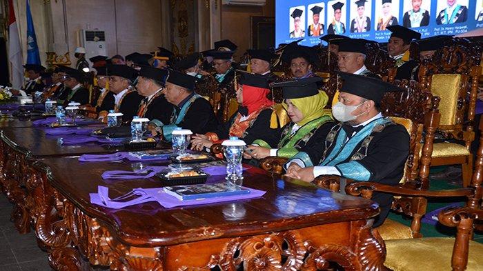 Rektor Untan dan Anggota Senat Untan saat acara pengukuhan 11 Guru Besar Untan di Auditorium Untan, Kamis 8 Desember 2022.