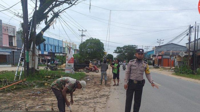 Bhabinkamtibmas Kelurahan Sungai Garam lakukan pengamanan dan pengaturan arus lalu lintas ketika pembersihan dahan dan rating pohon yang telah mati di bahu jalan, Kamis 3 November 2022