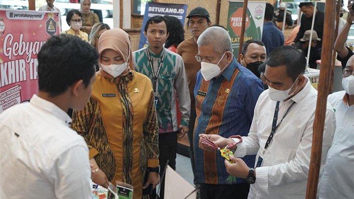 Sekda Kalbar Harisson, saat melihat produk ekonomi kreatif yang ada di stand pameran di acara Kalbar Sports and Creative Fest 2022 di Gaia Bumi Raya Mall, Kamis 8 Desember 2022.