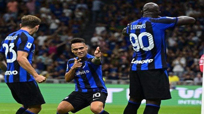 Selebrasi pemain Inter Milan, Lautaro Martinez dan Romelu Lukaku. Inter akan menghadapi Milan pada 3 September 2022