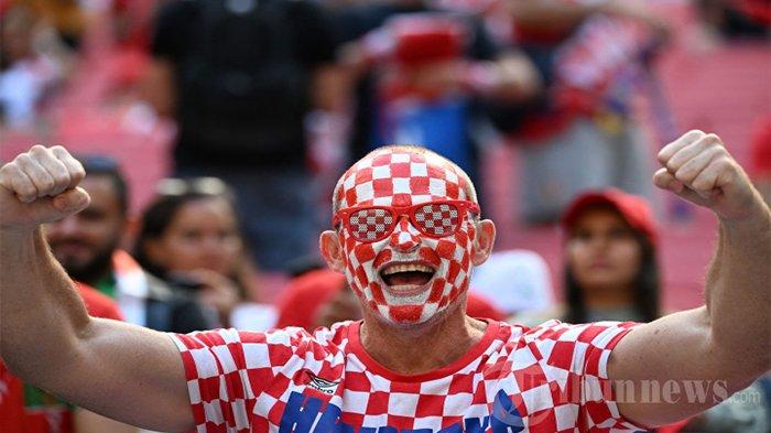 Seorang penggemar Kroasia bersorak di tribun menjelang pertandingan sepak bola Grup F Piala Dunia Qatar 2022 antara Maroko dan Kroasia di Stadion Al-Bayt di Al Khor, utara Doha pada 23 November 2022. Kroasia berhasil lolos 8 Besar Piala Dunia 2022 Qatar