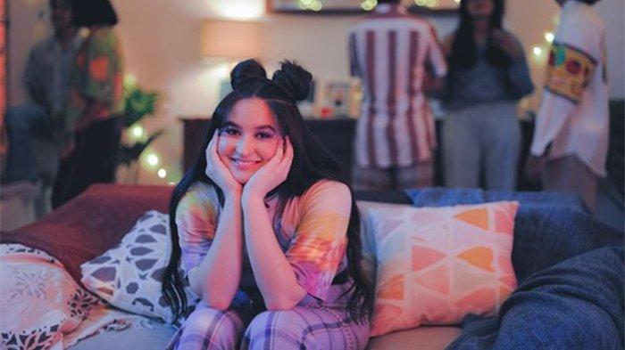 Stephanie Poetri malu lantaran kepergok menangis.