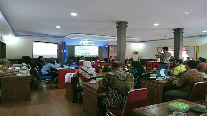 Suasana kegiatan FGD) penelitian dengan judul