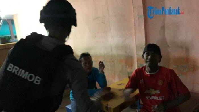 Personel Satbrimob Polda Kalbar terus rutin melaksanakan patroli disejumlah titik-titik yang dianggap rawan akan terjadinya kejahatan, untuk menjaga kamtibmas wilayah hukum Polda Kalbar, Senin 13 Juni 2022 malam.