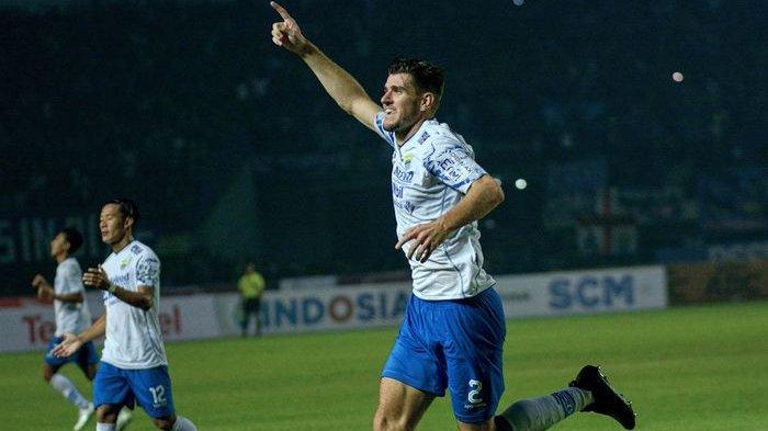 Bek Persib Bandung, Nick Kuipers merayakan gol ke gawang Persebaya di Piala Presiden 2022.