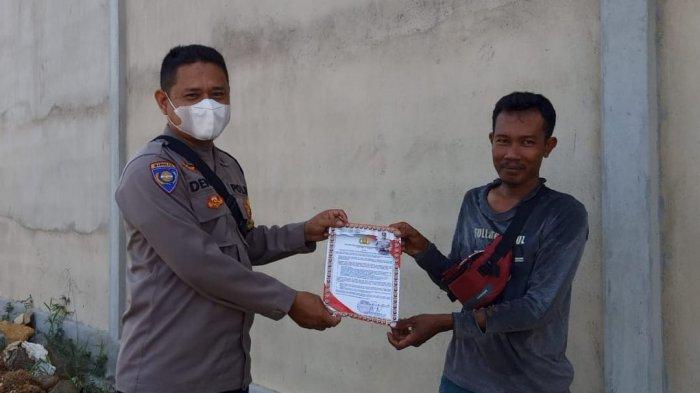 Bhabinkamtibmas Kelurahan Sungai Bulan Aipda Deni Susanto yang gencar sosialisasikan Maklumat Kapolda Kalbar kepada warga binaannya di Kelurahan Sungai Bulan Kecamatan Singkawang Utara Kota Singkawang, Sabtu 23 April 2022.