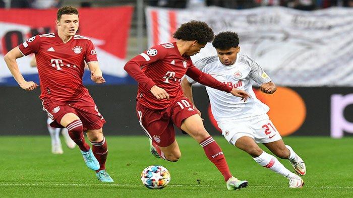 Pemain depan Salzburg asal Jerman Karim Adeyemi (kanan) dan pemain tengah Bayern Munich Jerman Leroy Sane bersaing memperebutkan bola pada pertandingan leg pertama babak 16 besar Liga Champions UEFA RB Salzburg v FC Bayern Munich di Salzburg, Austria pada 16 Februari 2022. Adeyemi kini berseragam Dortmund pada UCL 2022/2023