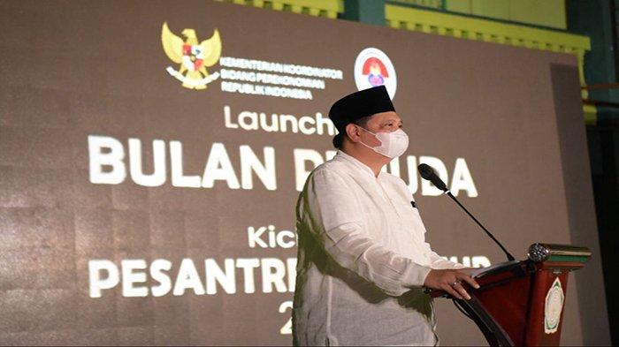Menteri Koordinator Bidang Perekonomian Airlangga Hartarto saat menghadiri acara Launching Bulan Pemuda dan Kick-Off Pesantrenpreneur 2021 yang dilakukan secara langsung di Pondok Pesantren Asshiddiqiyah, Selasa 28 September 2021.