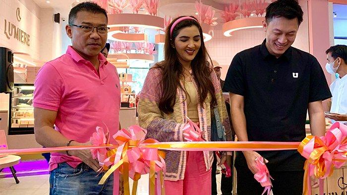 Anang Ashanty meresmikan gerai keenamnya Lu’miere di GAIA Bumi Raya City Mall, Pontianak, Sabtu 14 Januari 2023.
