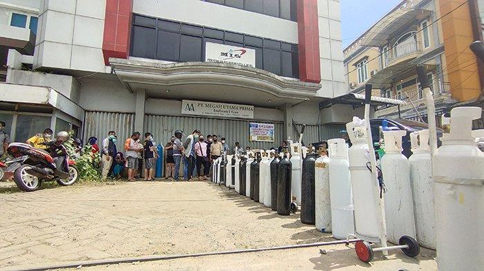 Antrian panjang warga kota Pontianak yang hendak mengisi oksigen di jalan Veteran, kota Pontianak, Kamis 22 Juli 2021.