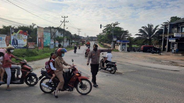 Personel Polres Melawi atur Lalu Lintas di Jalan Raya, Selasa 23 Februari 2021