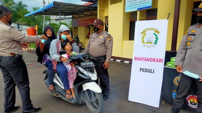 Polsek Kubu berlangsung kegiatan pembagian takjil untuk berbuka puasa bagi warga sekitar Polsek Kubu, di Mapolsek Kubu, Senin 26 April 2021.