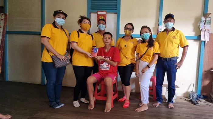 BANTUAN - Penyerahan bantuan kepada Anto, atas rekomendasi dari Sofia.