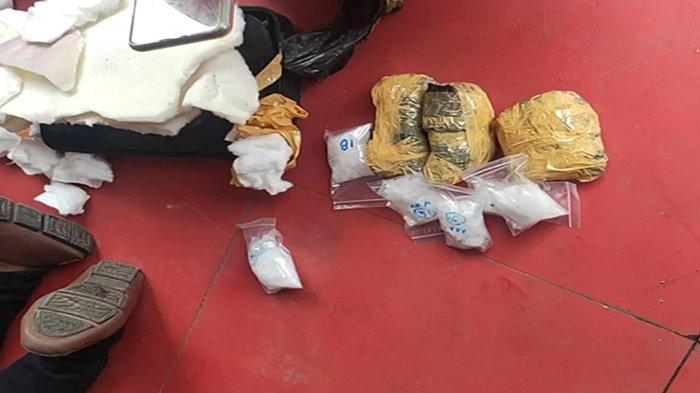 Ditresnarkoba Polda Kalbar berhasil menggagalkan peredaran gelap narkotika jenis sabu dengan barang bukti lebih dari 1000 Gram atau 1 kg, Selasa, 2 Februari 2021 sekitar Pukul 16.00 WIB di Jalan Panglima Aim Pontianak Timur.